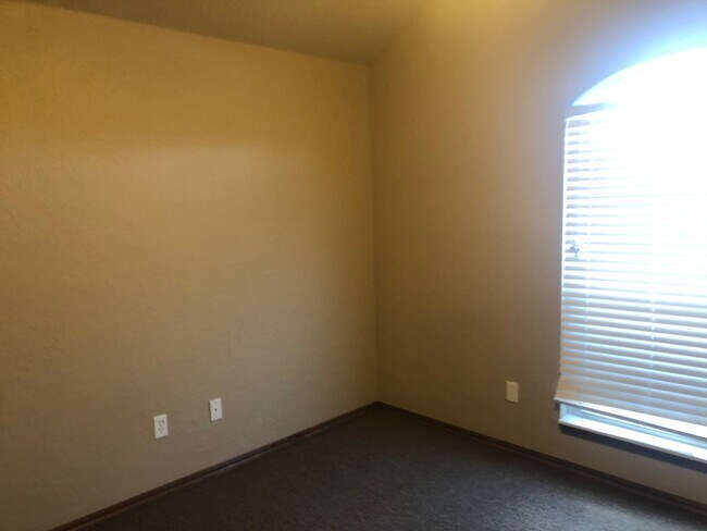 Building Photo - 3604 Kensington Dr