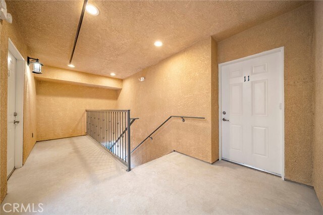 Building Photo - 5639 Huntington Dr