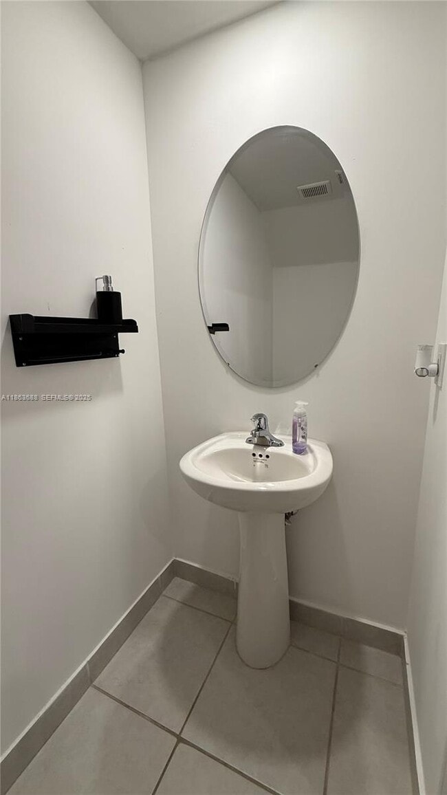 Building Photo - 947 NE 211th St