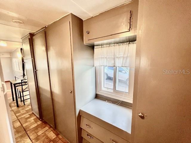 Building Photo - 825 Oakwood Dr