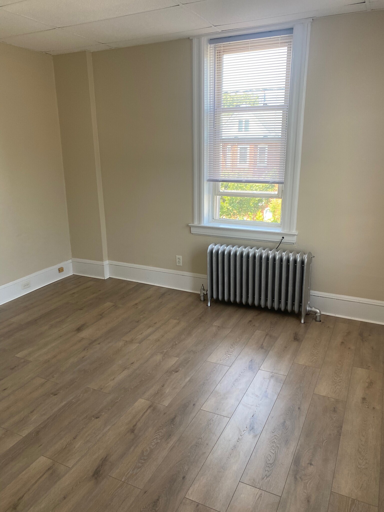 Living Room - 544 Broad St