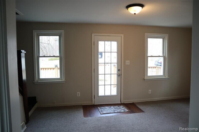 Building Photo - 604 Trombley Rd