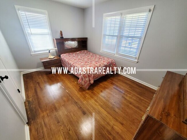 Building Photo - Spacious Overland Park Ranch Home w/Finish...