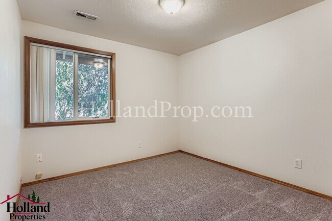 Building Photo - Charming 3-Bedroom Duplex in a Prime Locat...