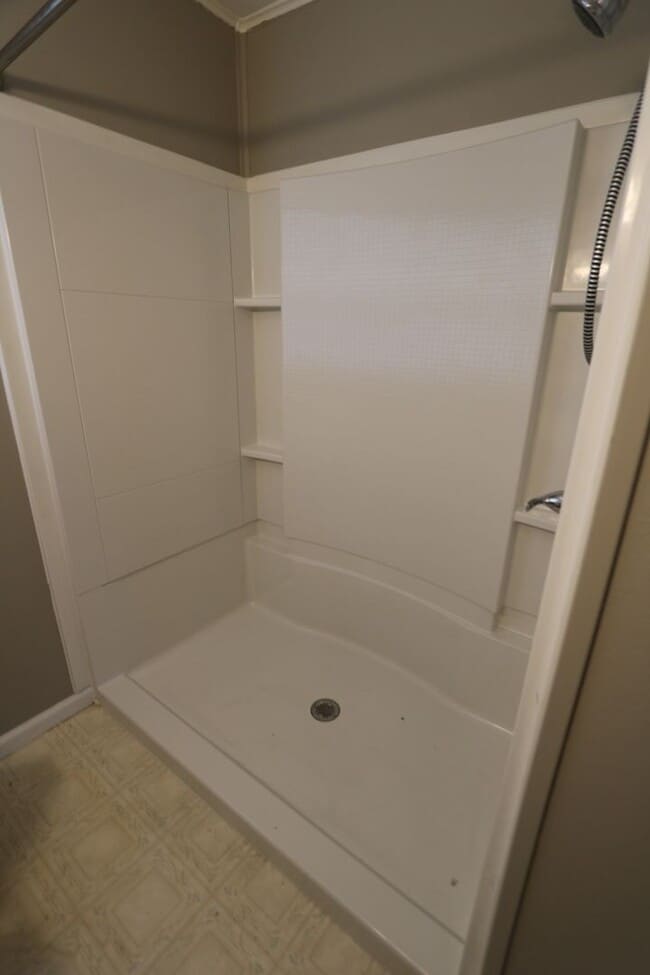 Building Photo - 3 Bedroom 1 Bath