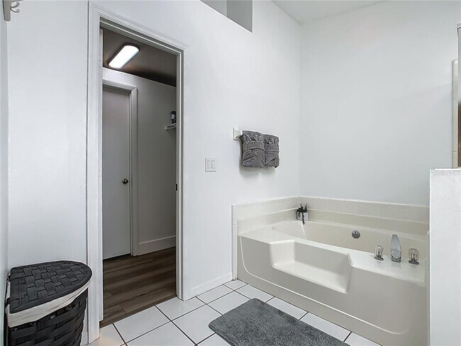 Building Photo - 1510 Chapman Oak Ct