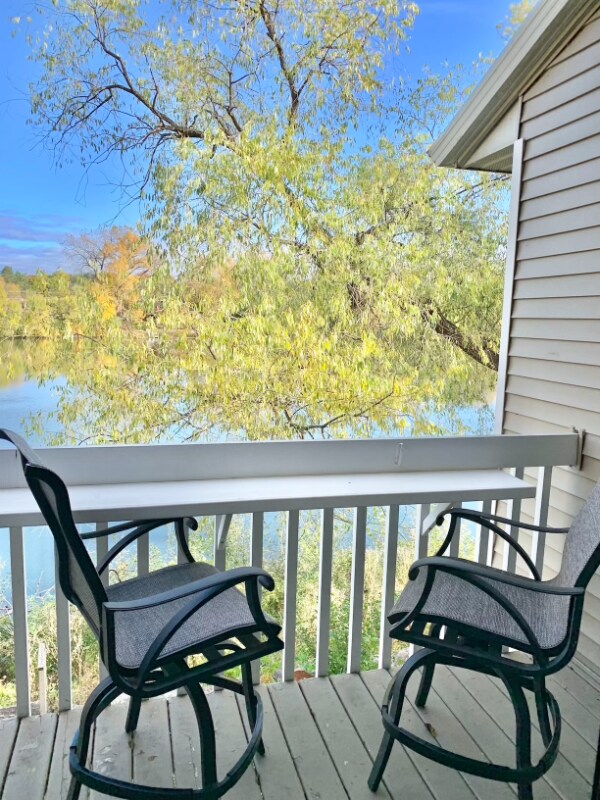 Building Photo - 5 Round Lake Trail