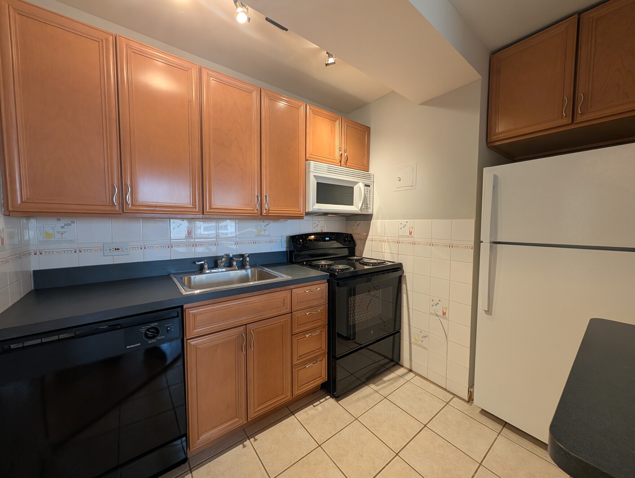 Building Photo - 429 W Wellington Ave