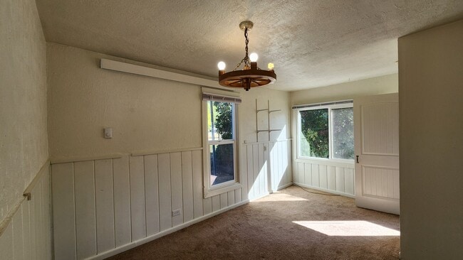 Building Photo - Home on Two Acres with Pets Considered