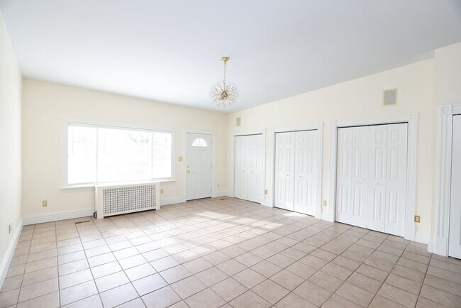 Building Photo - -- AVAILABLE 05/26/2026 -- MUSEUM DISTRICT CHARMER! 2 CAR GARAGE