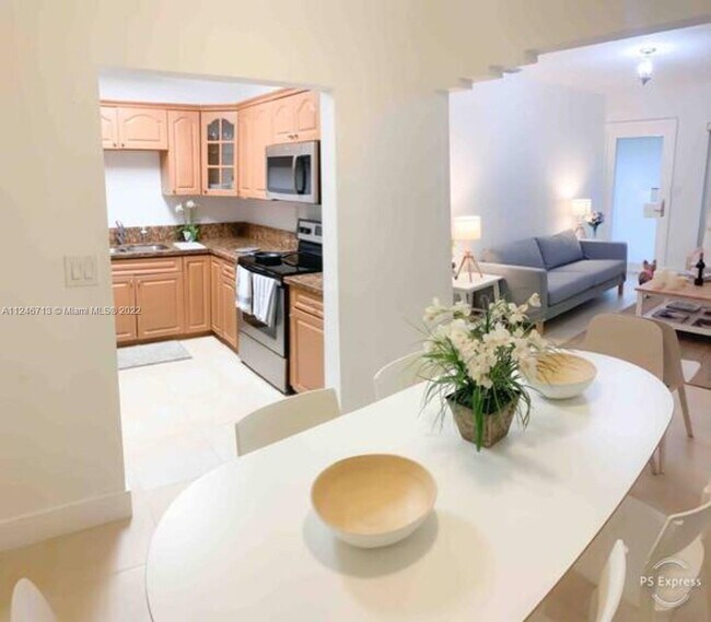 Building Photo - 2724 SW 34th Ct