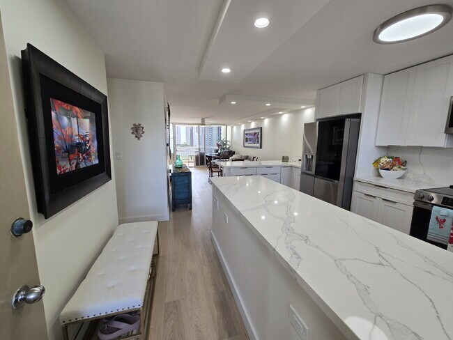 Building Photo - Fully Furnished Executive Condo Rental 2br/2ba/1pkg - Waikiki