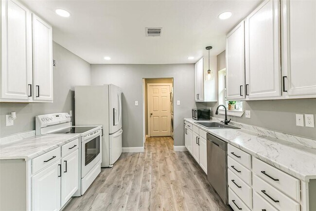 Building Photo - 207 Woodvale Dr