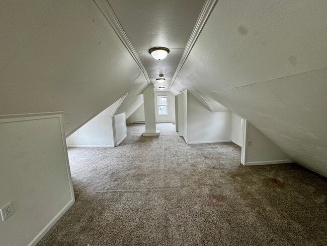 Building Photo - 5 Bed + Bonus Room House | Across from Park | 3 Stories | $1,450