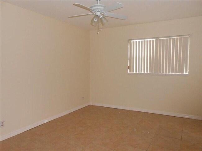 Building Photo - Updated 2 Bed/2 Bath Condo with Screened P...