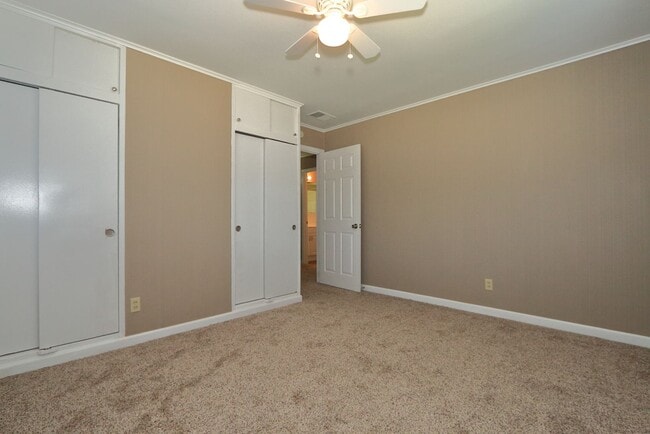 Building Photo - Charming 3 Bedroom 1 Bathroom Home
