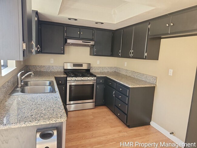 Building Photo - Spacious Town House