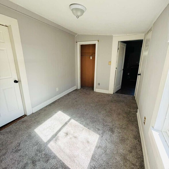 Building Photo - 17 School Rd