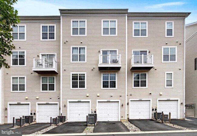 Building Photo - 43845 Centergate Dr