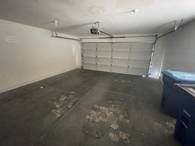 Building Photo - 3 Bed/ 2.5.Ba 2 story townhome , Gated Com...