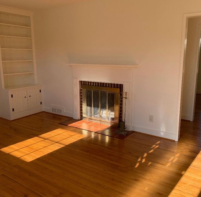 Building Photo - Charming three-bedroom in Irving Park area