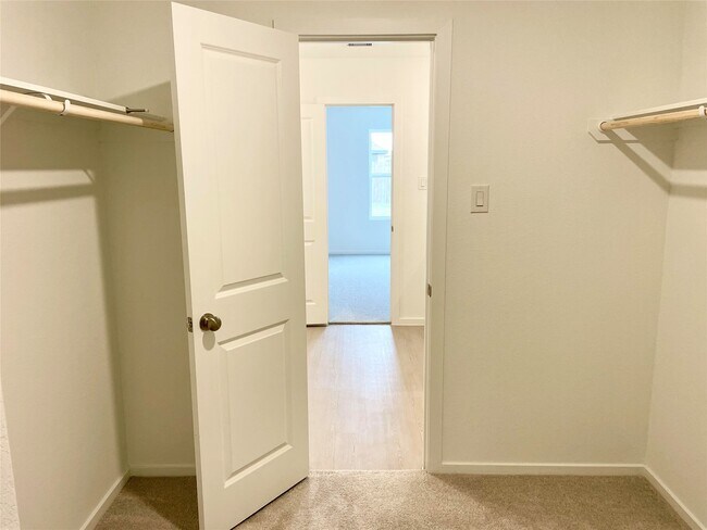 Building Photo - 6330 Breakaway Grv Dr