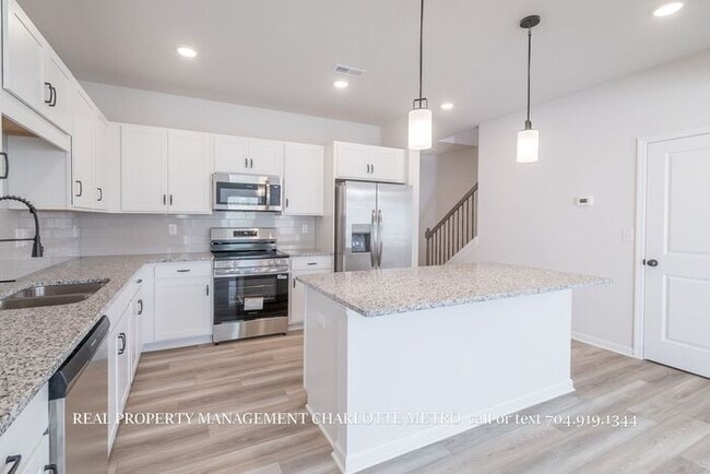 Building Photo - Modern Brand-New Built 3BR Townhome Near Uptown