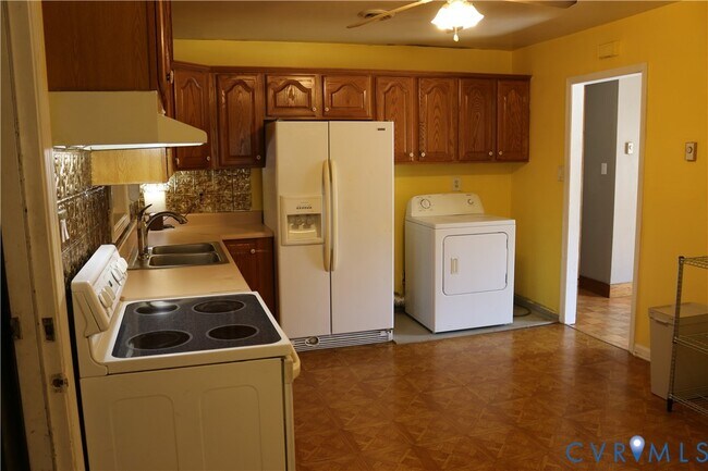 Building Photo - 9906 Family Ln