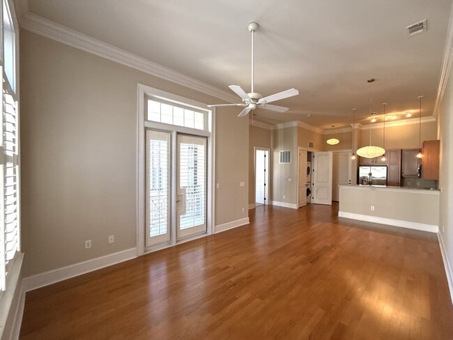 Building Photo - Lovely Condo in Tranquil Court