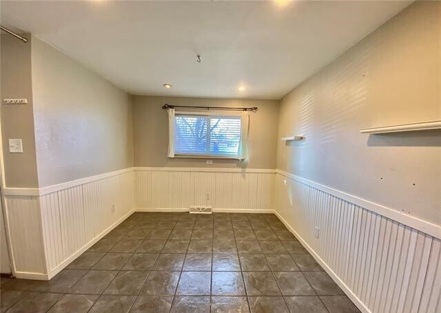 dining area - 1220 S Benton St