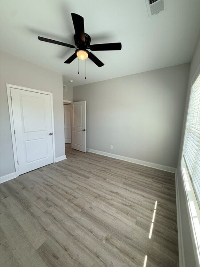 Building Photo - 308 Hillview Mls Blvd