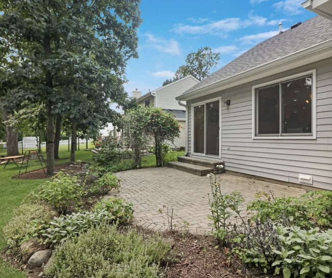 Building Photo - 925 Hartford Dr