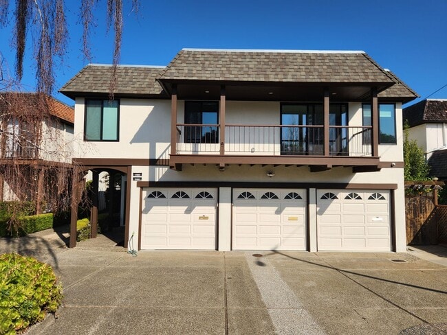 Building Photo - Meticulously renovated 2 bedroom duplex home in central San Mateo