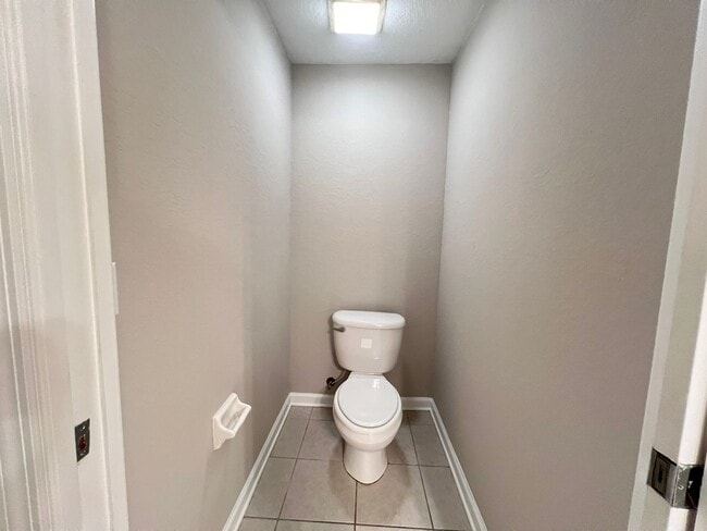 Building Photo - Great townhouse -  available now!