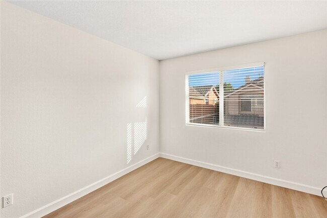 Building Photo - 51 Avanzare