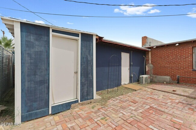 Building Photo - 325 Vista Hill Dr