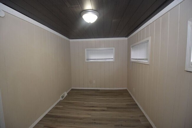 Building Photo - Mishawaka 1/2 story 3 bedroom single-family home with garage