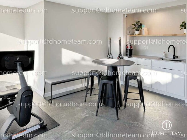 Building Photo - 9201 NE Juanita Dr