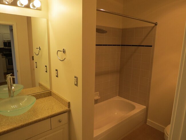 Building Photo - Incredible 1bed/1bath Condo Ideally Located in Belltown!