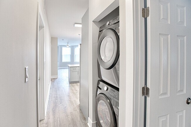 Building Photo - Beautiful 4bed/2bath GARDEN unit in Bucktown! Central Air! In-Unit Laundry!