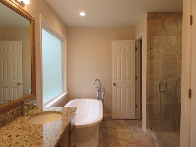 Building Photo - 4635 Villa Chase Dr NE