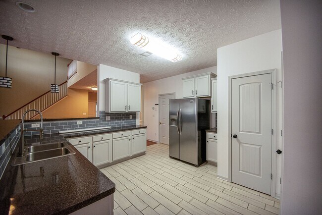 Building Photo - Beautiful home available today!