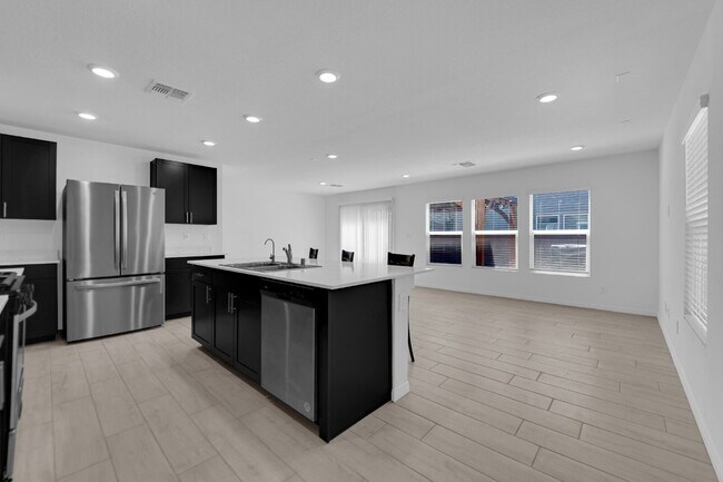 Building Photo - Don't miss out on this beautiful three-bed...