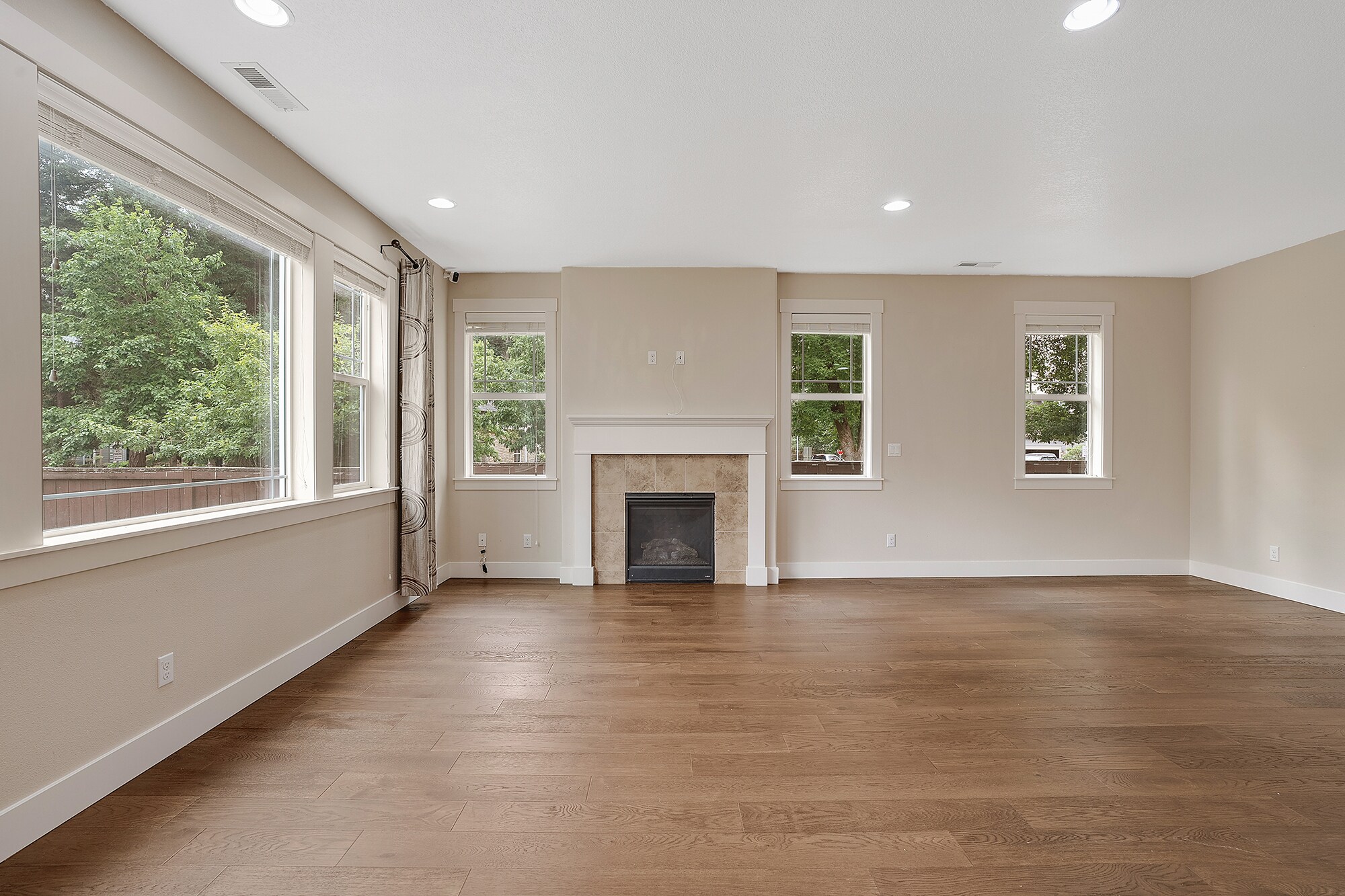 Building Photo - 28616 Greenway Dr