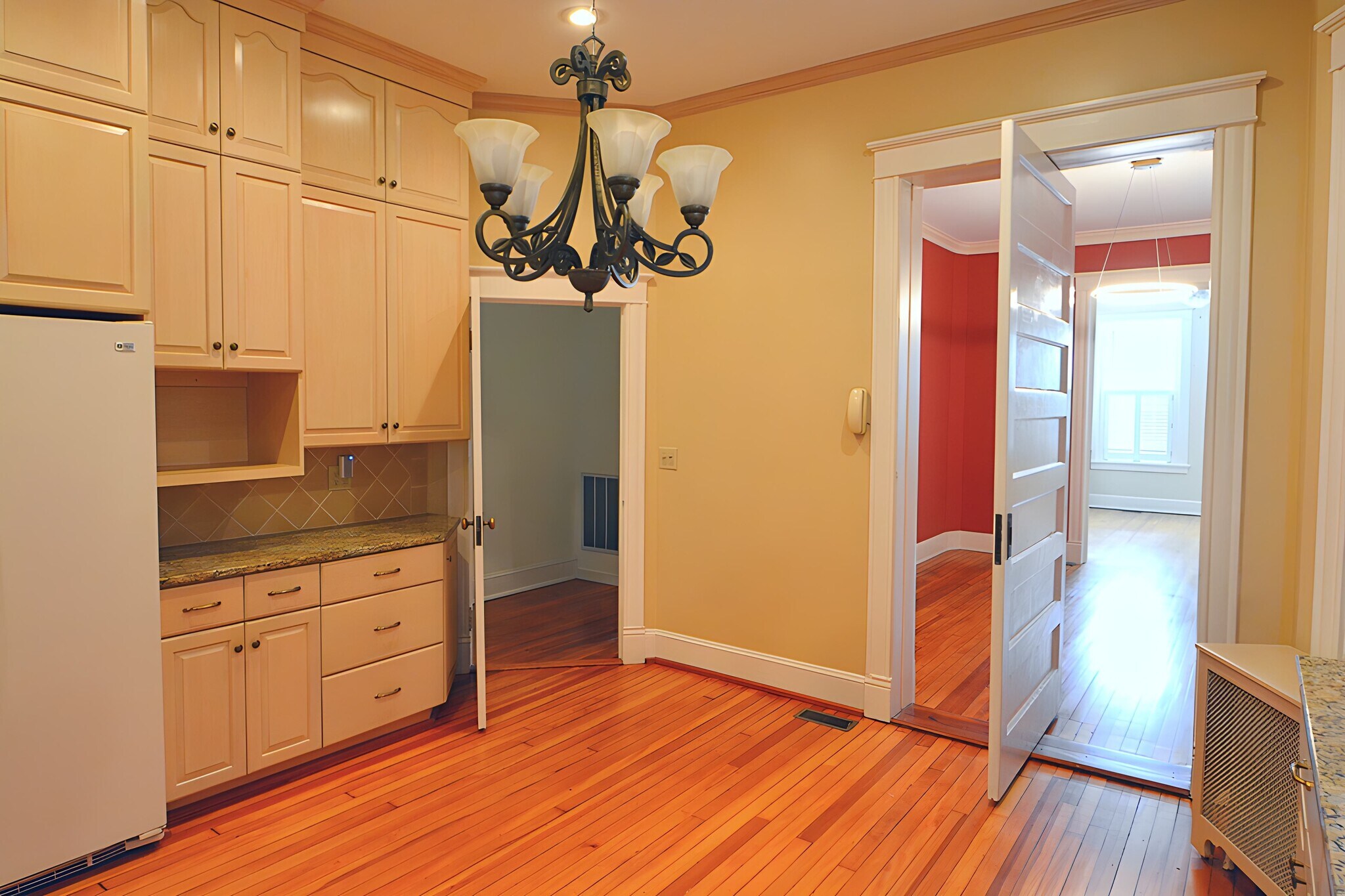 Building Photo - 2025 Grove Ave