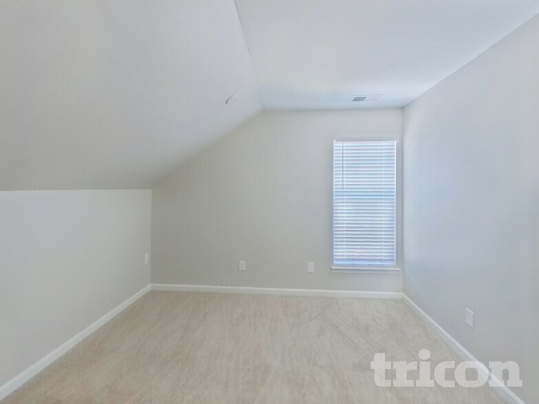 Building Photo - 1002 Hollingdale Ct