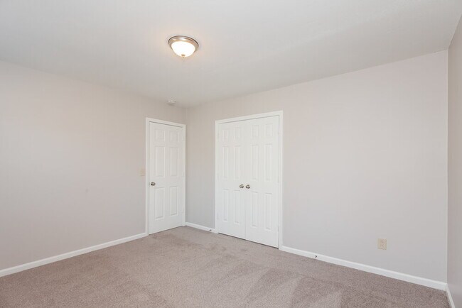 Building Photo - 2341 Castlecomer Dr