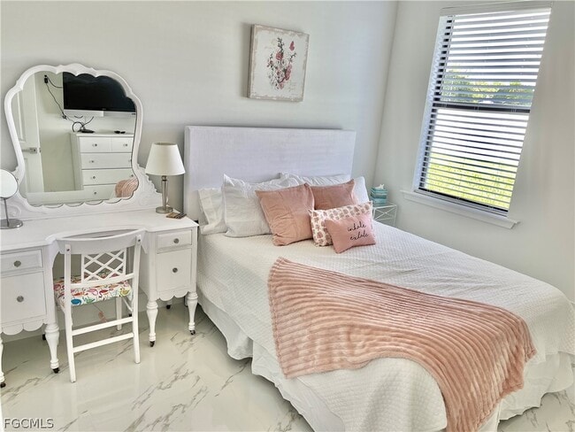 Building Photo - 915 SW Embers Terrace