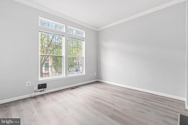 Building Photo - 2752 Manhattan Pl