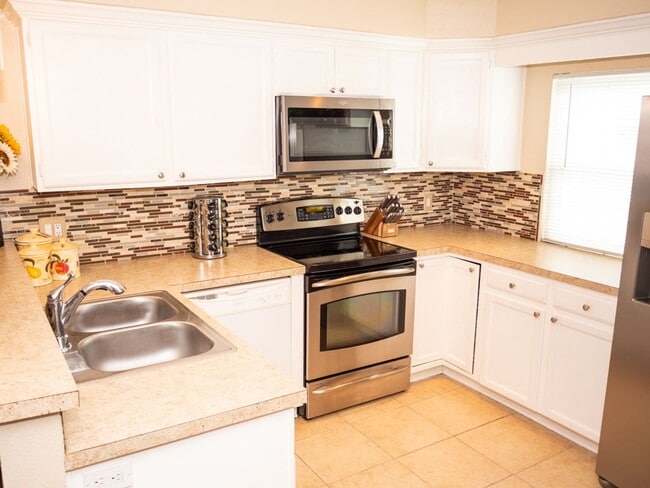 Building Photo - Three Bedroom Townhome with Pool